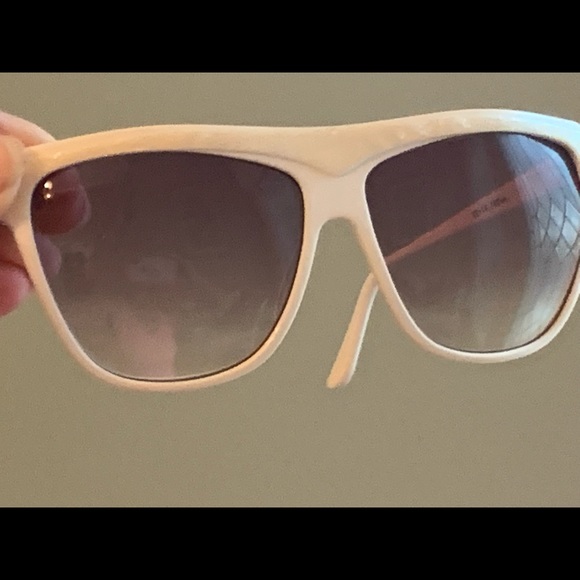 Vtg Oleg Cassini 948 477 White Pearl sunglasses - Picture 3 of 10
